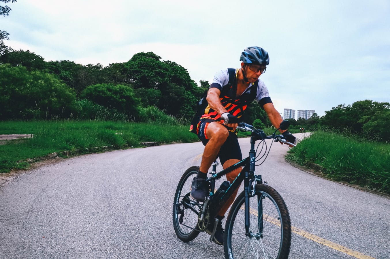 Marquinhos pedalando em uma estrada